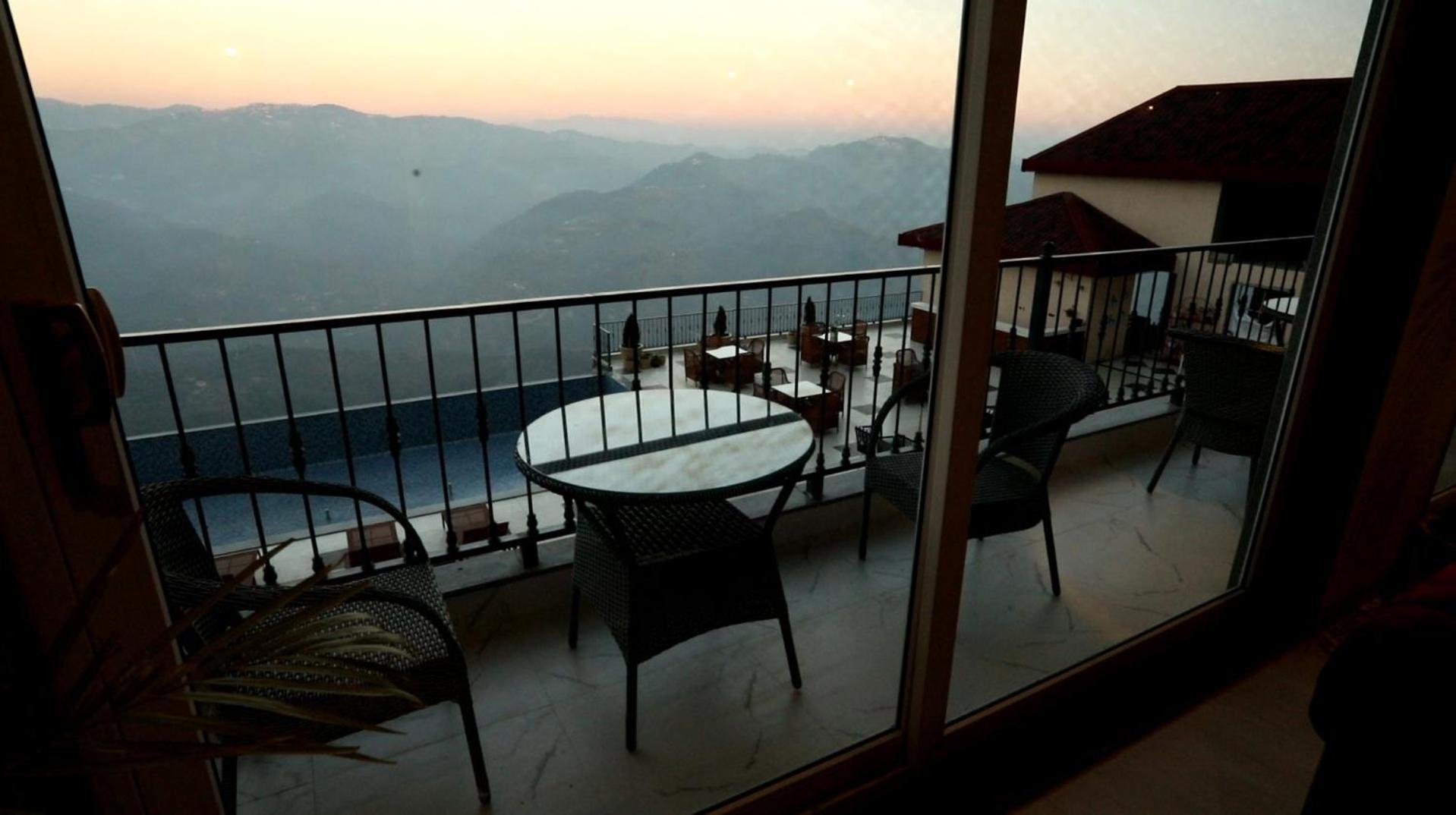 Astra Resort And Caffe Kasauli Exterior foto